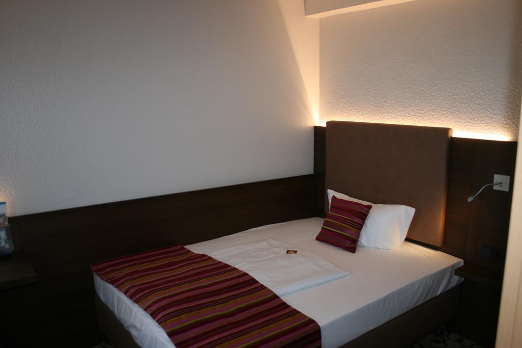Hotel Parqeo Im A66 Gelnhausen Exterior photo